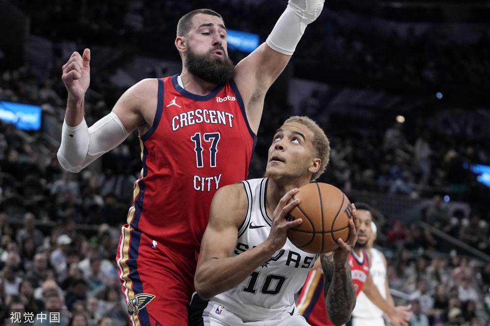 她表现出的 她表现出的